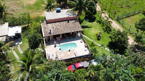 ガラパリにあるsítio recanto verde do solのスイミングプール付きの家屋の空中ビュー