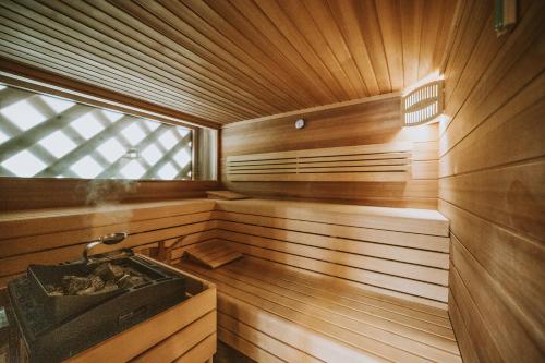 een sauna met een bad en een raam bij Herbal Glamping Resort Ljubno in Ljubno