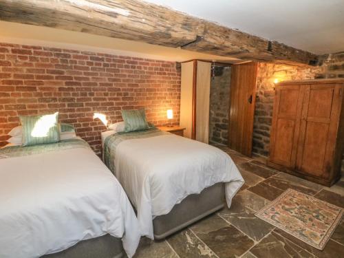 Llit o llits en una habitació de Wyndell Cruck Cottage