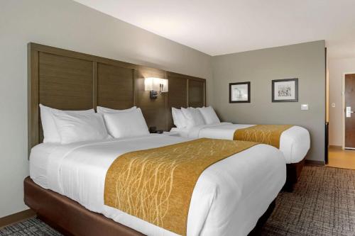 two beds in a hotel room with two at Comfort Inn Jonesboro in Jonesboro