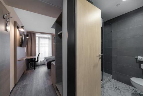 Kylpyhuone majoituspaikassa DORMERO Hotel Budapest
