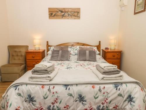 - une chambre avec un lit et des serviettes dans l'établissement The Barn, à North Burton