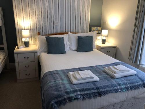 um quarto com uma cama grande e toalhas em Bella Vista Hotel em Weston-super-Mare