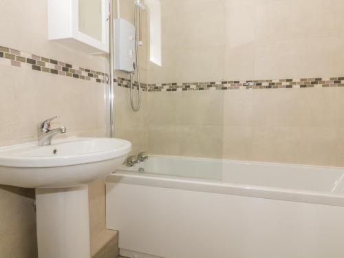 The Bungalow في إبسويتش: حمام مع حوض ومرحاض وحوض استحمام