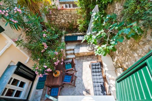 Happy House Bregovita by Irundo