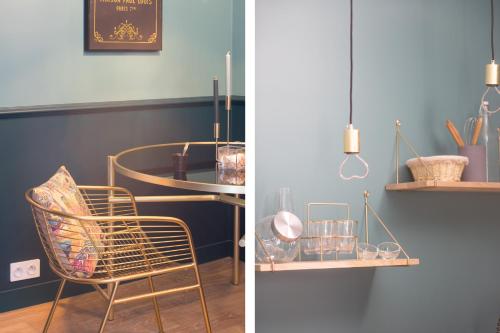 une chambre avec une chaise et une table avec des verres dans l'établissement The Charming Trocadero Eiffel Tower, à Paris