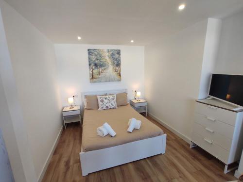 ein Schlafzimmer mit einem Bett mit zwei Handtüchern darauf in der Unterkunft Apartamento en primera línea de playa A - Marbella Centro in Marbella