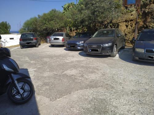 een groep auto's geparkeerd op een parkeerplaats bij Silver view in Batsi