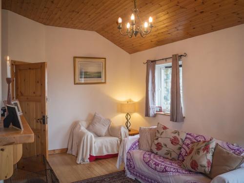Posezení v ubytování Errislannan Stone Cottage
