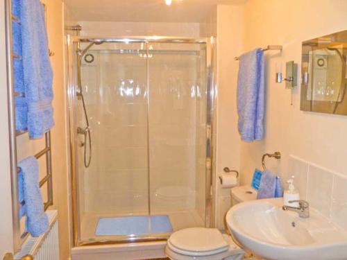 ein Bad mit einer Dusche, einem WC und einem Waschbecken in der Unterkunft Herons in Byford
