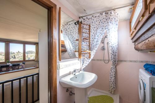 un bagno con lavandino e finestra di Casa Ravacciano a Siena