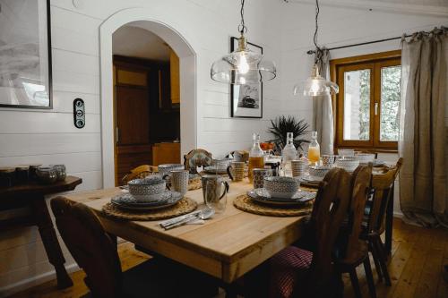 drewniany stół z krzesłami wokół niego w jadalni w obiekcie St Anton 365 w mieście Sankt Anton am Arlberg