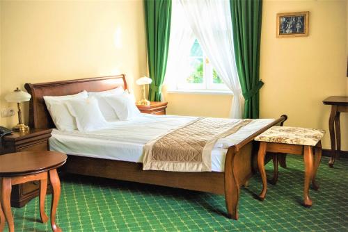 um quarto com uma cama grande e uma janela em Pałac Godętowo em Leczyce