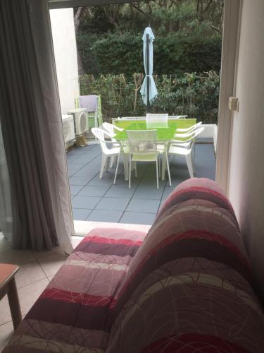 - un canapé en face d'une terrasse avec une table et des chaises dans l'établissement T2 de 33 m2 plus terrasse de 20m2 vue sur mer climatisé à 10 secondes chrono à pied de la plage , mer et sentier du littoral Résidence marina cap négre Six-Fours-les-Plages, à Six-Fours-les-Plages