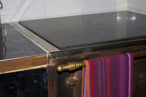 a glass counter top with a towel hanging on a door at Ca naleix verdu in Verdú