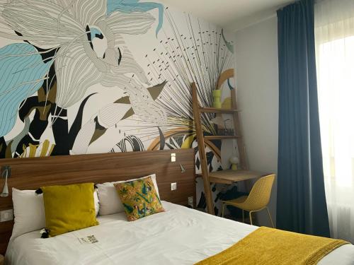 Llit o llits en una habitació de Urban Jungle Hôtel Orleans