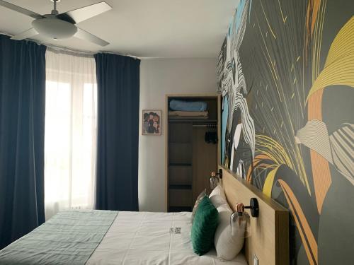 Кровать или кровати в номере Urban Jungle Hôtel Orleans