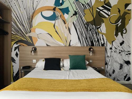 Кровать или кровати в номере Urban Jungle Hôtel Orleans