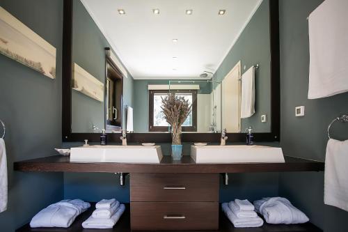 Un baño de Terra e Mare Seaview Villa with Private Pool & Beach access
