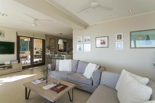 Una televisión o centro de entretenimiento en Terra e Mare Seaview Villa with Private Pool & Beach access
