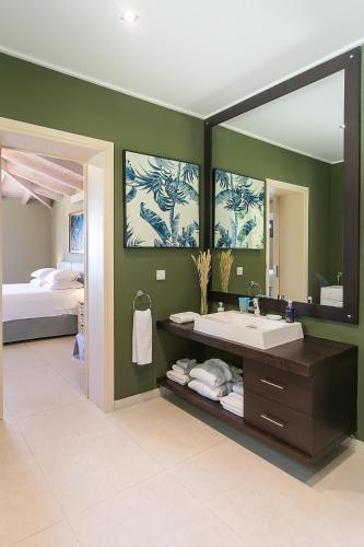 Cama o camas de una habitación en Terra e Mare Seaview Villa with Private Pool & Beach access