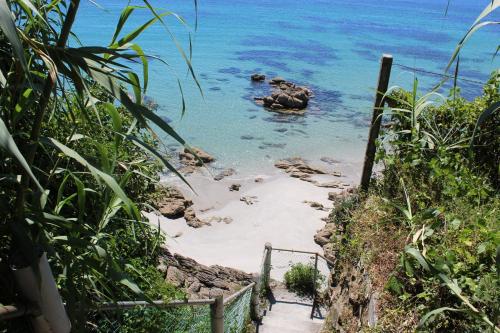 Una escalera que conduce al agua cerca de la playa en Hostal Casa Aurita Adults Only, en Sanxenxo