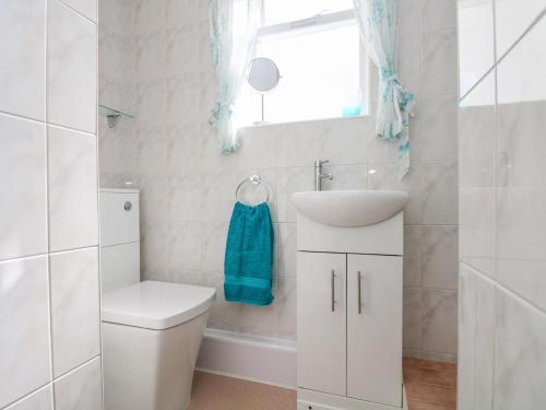 une salle de bain blanche avec un lavabo et des toilettes dans l'établissement Bre An Mor, à Germoe
