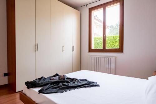 - une chambre avec un lit et une fenêtre dans l'établissement Marconi city centre, à Desenzano del Garda