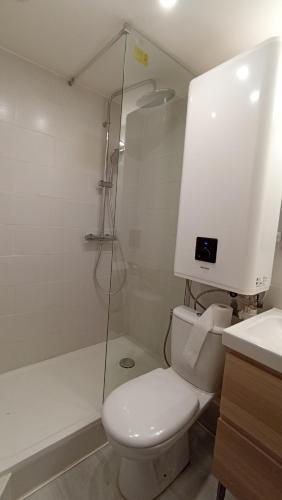 une salle de bain blanche avec toilettes et douche dans l'établissement Studio Neuf Climatisé Centre Ville #7, à Toulon