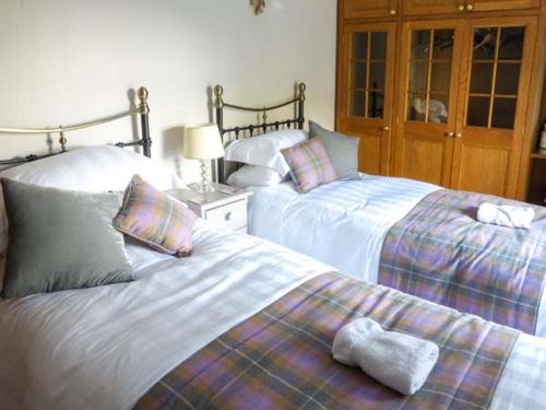 2 nebeneinander sitzende Betten in einem Schlafzimmer in der Unterkunft Gavel Cottage in Bowness-on-Windermere