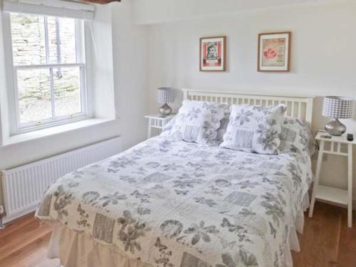 ミドルハムにあるBeningboroughの白いベッドルーム(毛布付きのベッド付)