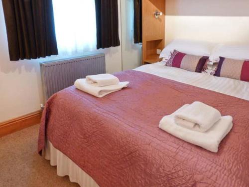 Habitación de hotel con 2 camas y toallas en la cama en Walker's Retreat, en Ambleside