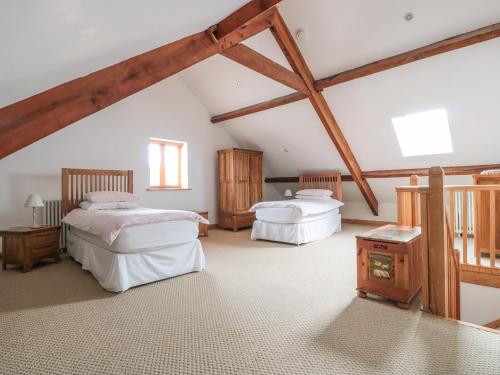 Кровать или кровати в номере Riverside Barn