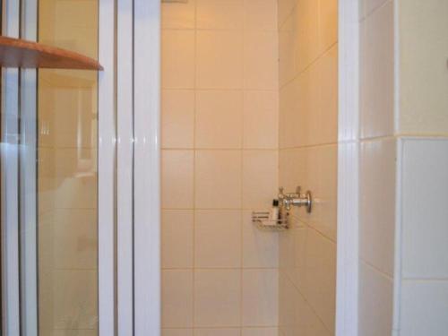 Un baño con ducha, lavabo e inodoro. en The Riverhouse Guesthouse, en Estcourt