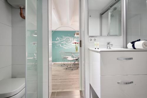 A bathroom at Habitat Apartments ADN