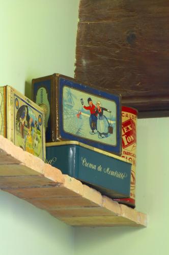 a shelf with books on top of it at Ca naleix verdu in Verdú