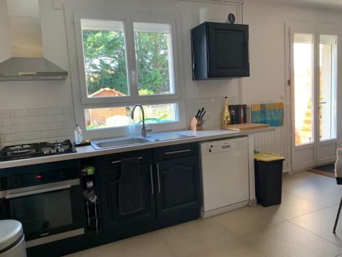 Dapur atau dapur kecil di VILLA 600m de la plage calme Location possible à partir de 3 nuitées, pouvant accueillir 6-8 pers Activités nautiques randonnée vélo pêche golf casinos