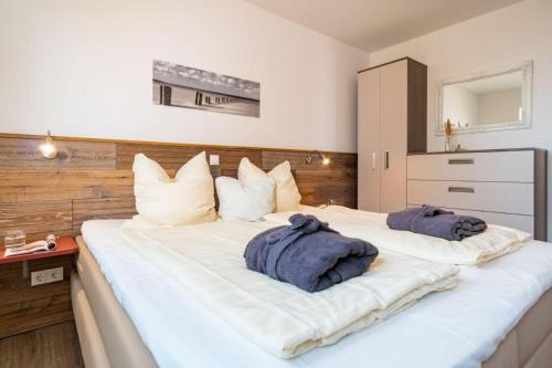 Ein Bett oder Betten in einem Zimmer der Unterkunft "Dünenpark Heiligenhafen", Haus "Dünenblick", Wohnung 6 "Himmelszelt"