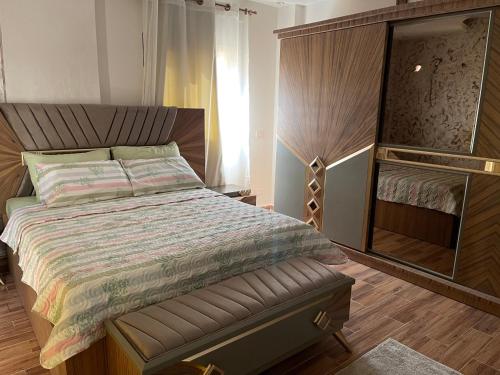una camera con un grande letto e un armadio di La Royal Elite Five Stars- Jasmine 6 - New Cairo a Il Cairo