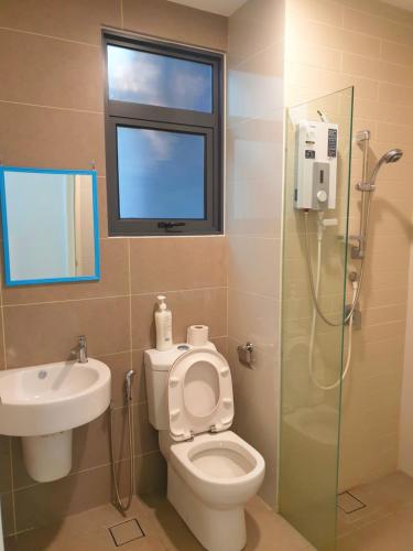 een badkamer met een toilet, een wastafel en een douche bij ●SSV10●4pax●Comfort House●13minit●Airpot●CondoPool in Bayan Lepas
