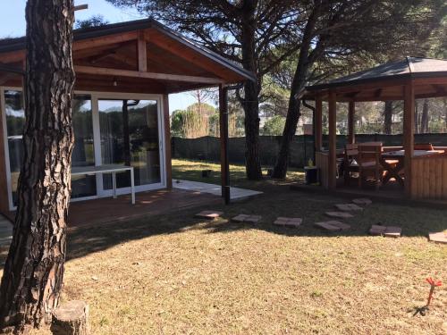 a gazebo and a picnic table in a yard at Vila Gjiri Lalzit in Durrës