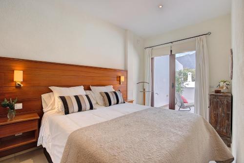 a bedroom with a large bed with a wooden headboard at Elita House in Los Llanos de Aridane