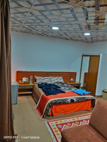Una cama o camas en una habitación de Ameer apartment
