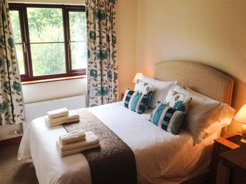 a bedroom with a large bed with towels on it at Llety'r Bugail in Dolgellau