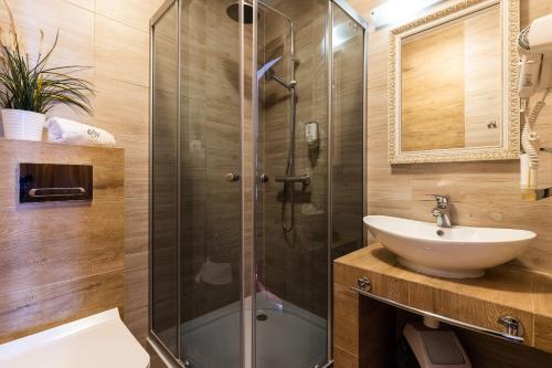 Ванна кімната в Hotel Diamond w Białym Dworku