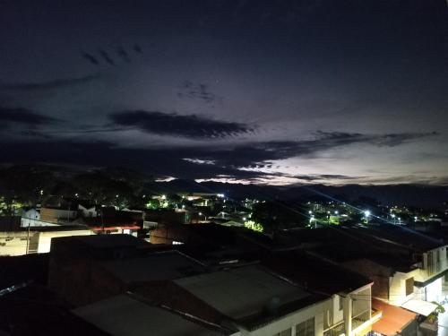 une vue d'une ville la nuit avec des lumières dans l'établissement Lujoso Apartamento para Vacaciones y Negocios, à Cartago