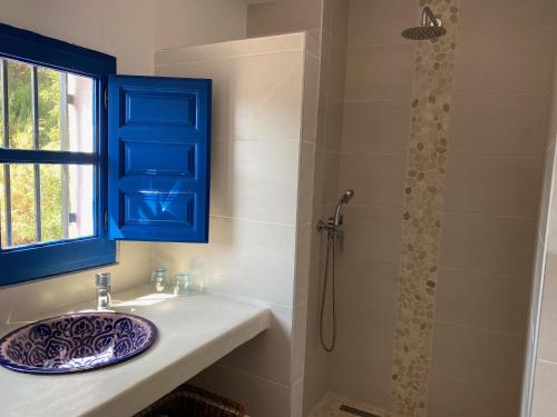 łazienka z umywalką i prysznicem w obiekcie Algarrobo Azul w Almuñécar