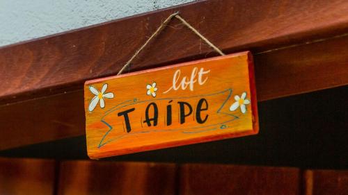 a sign that says lick tape hanging on a wall at Pousada Vila Mangaba in Arraial d'Ajuda