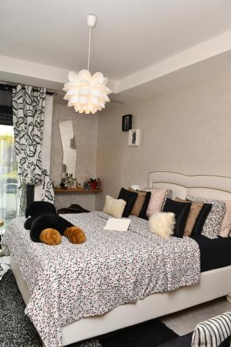 - une chambre avec un grand lit et des oreillers dans l'établissement Appartement, à Temara