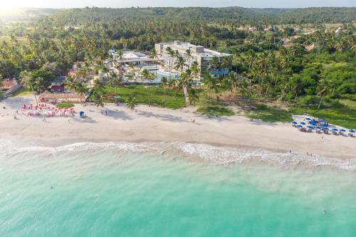 una vista aérea de una playa con un complejo en Maragogi Brisa Exclusive Hotel en Maragogi